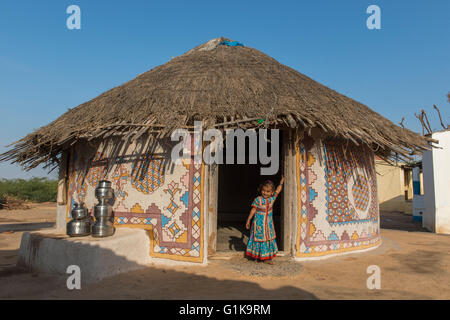 Meghwal Mädchen am Eingang des Bhunga, Kutch Stockfoto