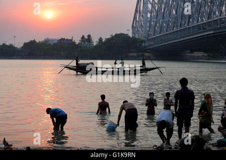 Menschen Baden am Hooghly River in der Nähe der Howrah Brücke in Kolkata, Indien. Stockfoto
