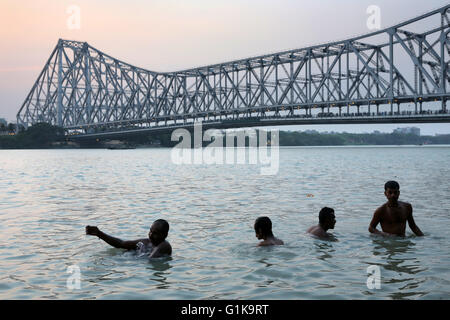 Menschen Baden am Hooghly River in der Nähe der Howrah Brücke in Kolkata, Indien. Stockfoto