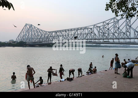 Menschen Baden am Hooghly River in der Nähe der Howrah Brücke in Kolkata, Indien. Stockfoto
