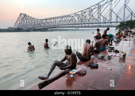 Menschen Baden am Hooghly River in der Nähe der Howrah Brücke in Kolkata, Indien. Stockfoto
