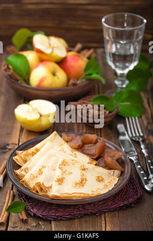 Pfannkuchen mit Äpfeln Stockfoto