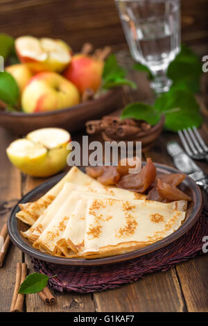 Pfannkuchen mit Äpfeln Stockfoto