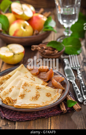 Pfannkuchen mit Äpfeln Stockfoto