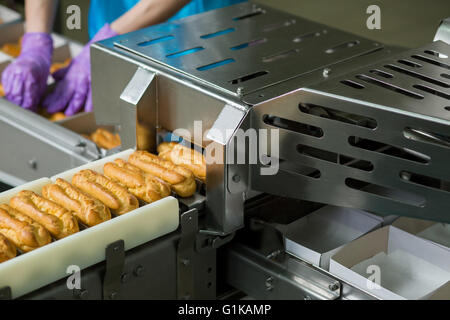 Eclair Muscheln und weißen Felder. Stockfoto