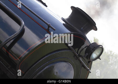 Winkel kurz geschoren, das vordere Ende des ex-National Coal Board - NZB - industrielle Dampf Lok Nr. 35 "Norman" zeigt Rauch Stockfoto