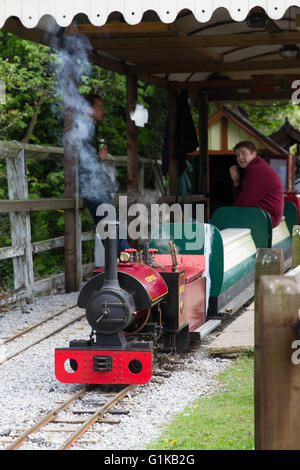 Die Miniatur-Eisenbahn in Bolton Abbey Station auf die erhaltenen Embsay und Bolton Abbey Dampfeisenbahn in der Nähe von Skipton Stockfoto