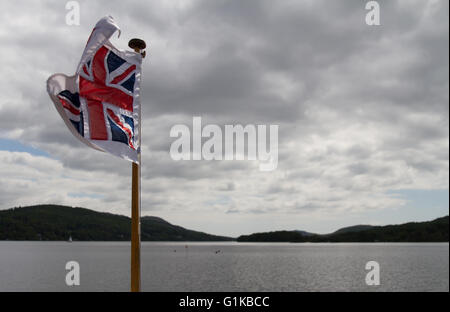 Anschluß-Markierungsfahne fliegt auf dem Windermere Lake Cruises Schiff Teal an einem sonnigen Tag im Mai. Stockfoto