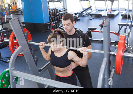 Fitness-Frau und personal Trainer im Fitness-Studio Stockfoto