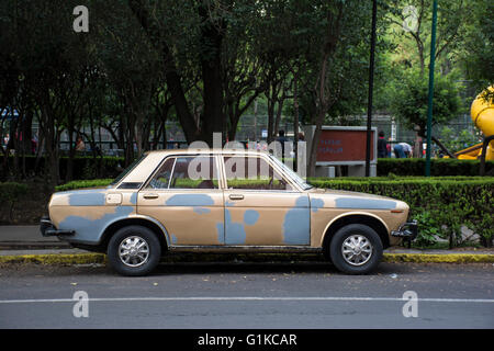 Altes Auto im vorderen f ein Park, Mexiko-Stadt, Mexiko. Stockfoto