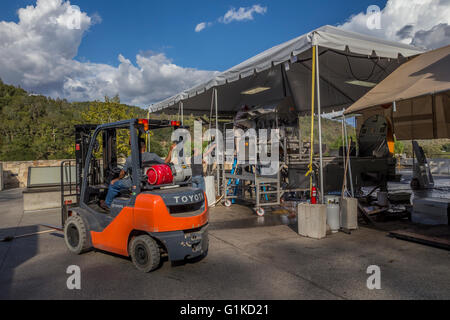 Arbeiter Reinigung Entrappen Maschine, zerquetschen pad, Rutherford, Quintessa, Napa County, Kalifornien, Napa Valley Stockfoto