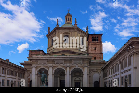 Kathedrale des Heiligen Laurentius (San Lorenzo) und die Statue des Kaisers Constantin in Mailand Stockfoto