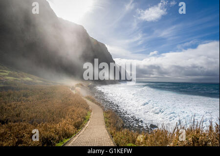 Madeira Insel wilden Bucht mit Berge im Nebel Stockfoto