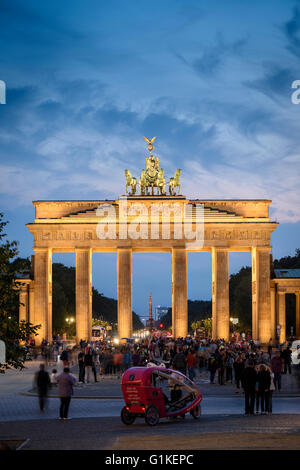 Berlin. Deutschland. Das Brandenburger Tor ist nachts beleuchtet. Stockfoto