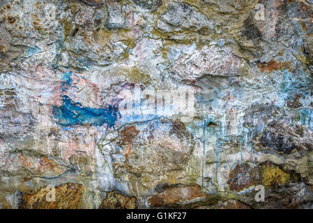 Grunge Steinmauer mit Farbe und Algen. Stockfoto