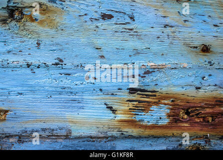 Verblasste blaue Farbe und Rost von Nägeln auf Holz. Stockfoto