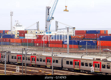 Lissabon, PORTUGAL - 4. Oktober 2015: Cargo-Terminal von Lissabon Hafen in Santa Apolonia Stockfoto