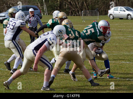 British American Football Bury Heiligen grün im Vergleich zu den Oxford-Heiligen in weiß Stockfoto