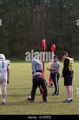 British American Football Bury Heiligen grün im Vergleich zu den Oxford-Heiligen in weiß Stockfoto