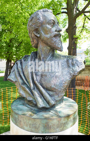 Statue der Kleriker und Dichter John Donne von Nigel Boonham St. Pauls Kathedrale Festival Gardens London UK Stockfoto