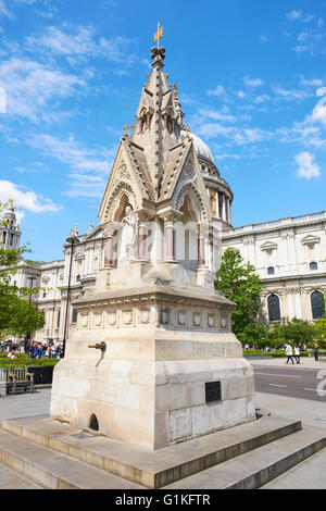 Str. Lawrence und Mary Magdalene Trinkbrunnen entworfen von John Robinson Carter Lane Gardens London UK Stockfoto