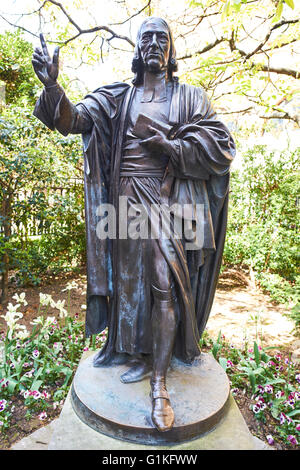 Statue von John Wesley Gründer des Methodismus Skulpturen von Samuel Manning St. Pauls Kathedrale Kirchhof London UK Stockfoto