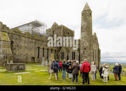 Geführte Tour der Rock of Cashel, Cashel, County Tipperary, Provinz Munster, Irland, Europa. Stockfoto