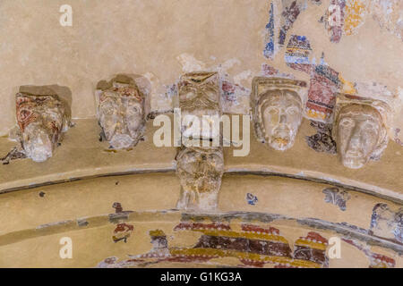 Alte Fresken und geschnitzten Figuren in St. Cormac' s Kapelle in der Rock of Cashel, Co. Tipperary, Irland. Stockfoto