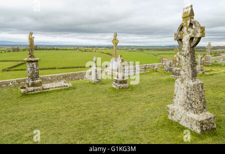 Irische hohe Kreuze mit keltischen Motiven bei der Rock of Cashel, auch bekannt als die Könige & St. Patrick's Rock Cashel, Tipperary, Irland. Stockfoto
