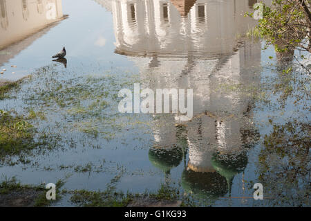 Rostov das große im Frühjahr, Kreml, die Kirche von St. John The Evangelist Reflexion in einem Teich. Im goldenen Ring von Russland Stockfoto