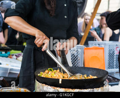 Koch machen leckere Nudeln im Wok. Stockfoto