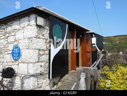 Das Besucherzentrum Rathlin Bootshaus auf Rathlin Insel, County Antrim, Nordirland Stockfoto