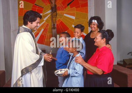 Interracial spanischer Familie von 5 Geschenke Geschenk der Eucharistie spanischer Priester in der Messe Liturgie tragen Soutane HERR © Myrleen Pearson..... Ferguson Cate Stockfoto