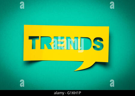Blase Rede mit Ausschneiden Phrase "Trends" in der Zeitung. Stockfoto