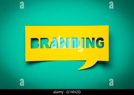 Blase Rede mit Ausschneiden Phrase "branding" in der Zeitung. Stockfoto