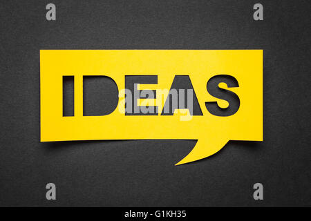 Blase Rede mit Ausschneiden Phrase "Ideen" in der Zeitung. Stockfoto