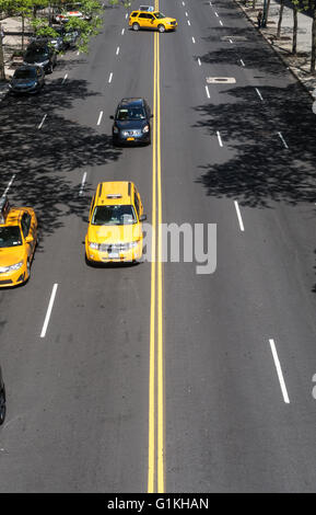 Taxis und Autos auf der 42nd Street in New York City Stockfoto