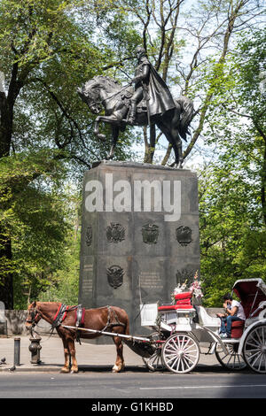 Simon Bolivar Statue und Pferd Kutschfahrt, Central Park, New York, USA Stockfoto