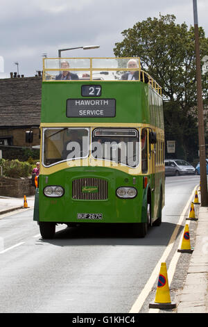 Southdown Leyland Titan PD3 267 (BUF 267C) bei Kriegsende Keighley & Haworth mal Wochenende. Stockfoto