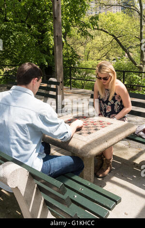 Paar Spiel auf dem Schach & Checkers Haus, Central Park, New York Stockfoto