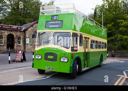 Southdown Leyland Titan PD3 267 (BUF 267C) bei Kriegsende Keighley & Haworth mal Wochenende. Stockfoto