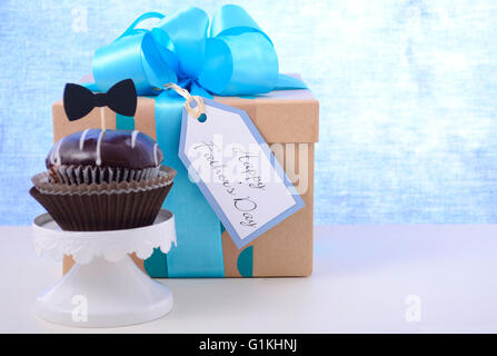 Happy Fathers Day Cupcake Geschenk auf blassen blauen und weißen Holz Hintergrund. Stockfoto