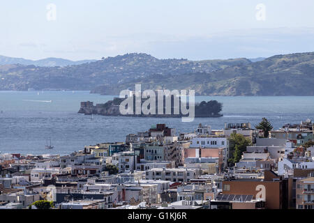 Bucht von San Francisco, Alcatraz Island und North Beach Viertel nahe der Innenstadt. Stockfoto