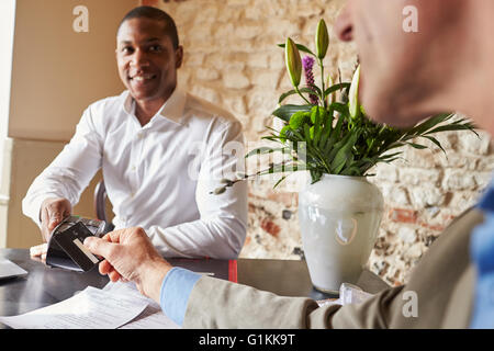 Kontaktlose Karte Zahlung im Hotel Gast hautnah Stockfoto