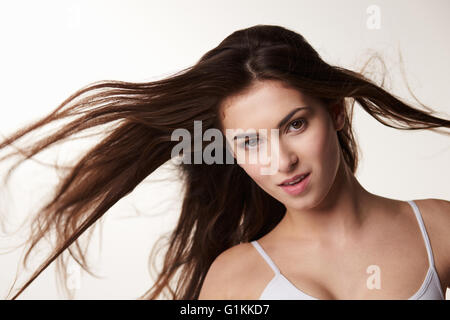 Dunklen Haaren, späten Teen Mädchen mit Haar weht, horizontale Stockfoto