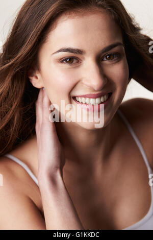Dunklen Haaren, späten Teengirl mit Hände in ihrem Haar, vertikale Stockfoto
