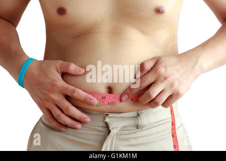 Dicker Mann hält ein Maßband. Stockfoto