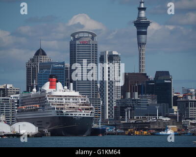 Rückansicht der Cunard-Schiff / Liner Queen Mary 2 angedockt im Hafen von Auckland, Neuseeland Stockfoto