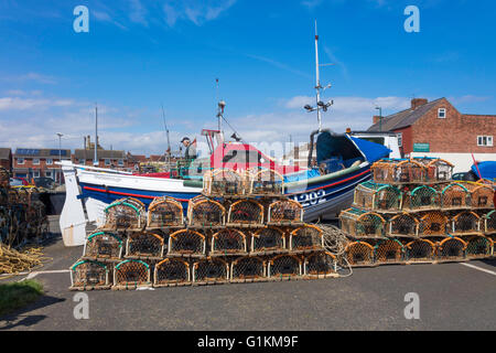 Hummer oder Krabben Töpfe gestapelt, indem die Boote in Fischers Square Redcar North Yorkshire UK Stockfoto