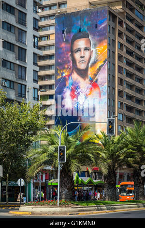 Eine große Werbung Wandbild an der Seite eines Gebäudes in der Innenstadt von Santiago, Chile, Südamerika. Stockfoto